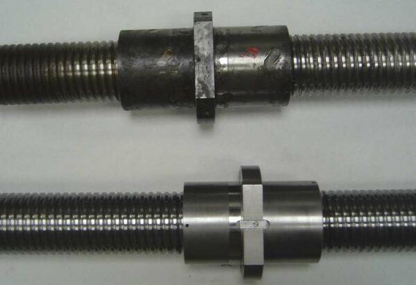 Technicien effectuant le rétrofit d’une vis à billes industrielle pour améliorer performance et durabilité.