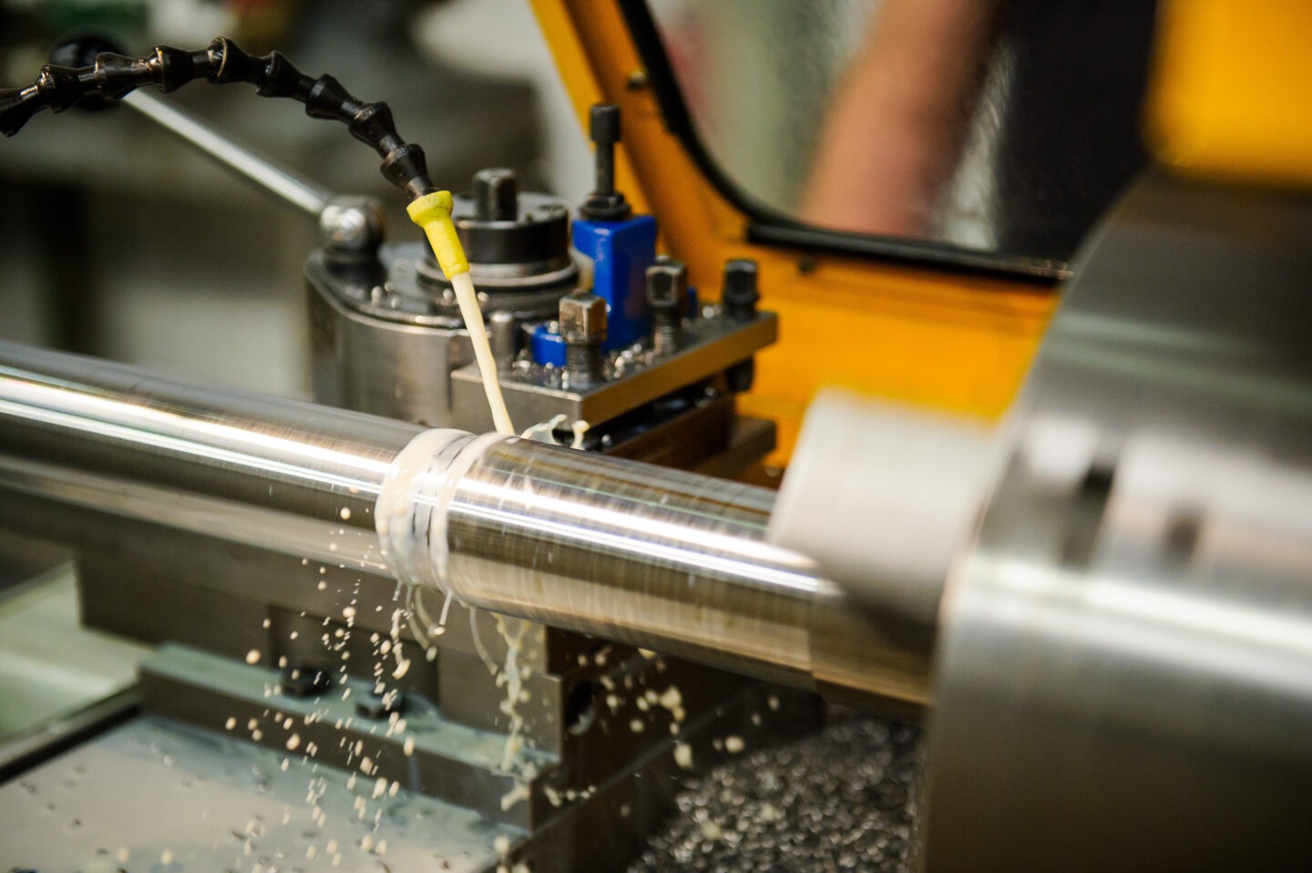 Comparatif technique entre une vis à billes rectifiée et une vis à billes roulée pour applications industrielles.