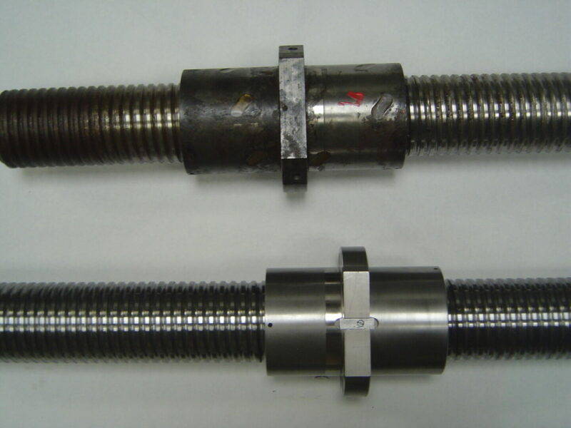 Technicien effectuant le rétrofit d’une vis à billes industrielle pour améliorer performance et durabilité.